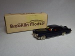 Réplica miniatura do automóvel Lincoln Continental MK11 1956, lançada pela Brooklin Models em 1956, escala 1:43, Inglaterra. Série feita à mão, interior vermelho e placa azul, demonstram a raridade da miniatura e seu alto valor internacional. Acondicionado em embalagem original. Metal esmaltado. Borracha das rodas no estado. Comp. 13cm.