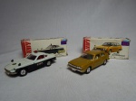 Dois carrinhos miniatura, manufatura japonesa Tomica Dandy:, sendo viatura policial Nissan Fairlady 7 e Honda Accord CVCC, escalas 1/45, numerações 010 e 002. Acondicionados em embalagem. Comp. 8cm.