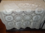 Toalha para mesa de chá e 6 guardanapos, bordada em linha e círculos de linho bege. 110 x 110cm e 28 x 28cm.