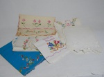 Sete panos de mão em cambraia de linho bordada. Maior 76 x 40cm.