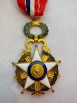 MILITARIA - "Honor et Gloria" Medalha em metal dourado, prateado e esmalte branco com pontas de bola, o reverso com um medalhão central circular inscrito nas letras douradas 'PRAEMIUM MERITI'; A Ordem Nacional de Mérito foi estabelecida pelo Marechal Francisco Solano López, que sucedeu seu pai como presidente do Paraguai em 1862 e ocupou o cargo até sua morte em combate em 1870. Originalmente, a Ordem era apenas militar, mas foi revisada em 1939 e hoje é a maior ordem de mérito civil e militar do Paraguai.