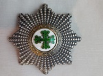 MILITARIA - "Ordem Militar de Avis" Grau Comendador, placa de prata em raios, tendo ao centro um círculo de esmalte branco carregado da cruz da Ordem e circundado de um festão de louro, aprovado por decreto do Presidente da República de Portugal. Marca do fabricante Frederico Costa Lda - Condecorações R.S. Lisboa. Peso total aproximado 82g.