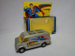 Réplica miniatura de van retratada no universo Superman, lançada pela manufatura Corgi em 1979, numeração 435, Inglaterra. Metal esmaltado. Acondicionada em embalagem original. Comp. 11cm.