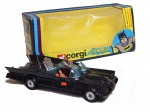 Réplica miniatura do Batmóvel, retratada no universo Batman, lançado pela manufatura Corgi em 1976, numeração 267, Inglaterra. Acondicionada em embalagem original. Comp. 11cm.