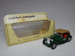 Réplica "matchbox" do automóvel 1945 MG-TC, lançada na coleção "Models of Yesterday" da manufatura Lesley em 1978, escala 1:35, numeração Y-8. Acondicionado em embalagem original. Comp. 9cm.