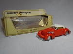 Réplica "matchbox" do automóvel 1937 Cord 892, lançada na coleção "Models of Yesterday" da manufatura Lesley em 1978, escala 1:35, numeração Y-18. Acondicionado em embalagem original. Comp. 11cm.