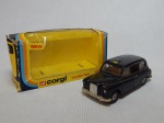 Réplica miniatura de antigo táxi londrino, lançado pela manufatura Corgi em 1977, numeração 425, Inglaterra. Acondicionado em embalagem original. Metal esmaltado. Comp. 11cm.