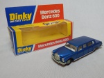 Réplica miniatura do automóvel Mercedes-Benz 600,lançado pela manufatura Dinky em 1978, numeração 128, Inglaterra. Metal esmaltado. Acondicionado em embalagem original. Comp. 14cm.
