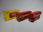 Duas réplicas do famoso ônibus turístico londrino, sendo uma em embalagem original pela Budgie Models, numeração 236; e uma "matchbox", série Super Things, lançado em 1972 pela Lesney, apresentando desgastes. Comps. 13cm.