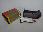 Réplica de ônibus espacial americano, lançado pela manufatura Corgi em 1981, Inglaterra. Acompanha miniatura de satélite. Acondicionado em embalagem original. Metal esmaltado. Comp. 16cm.