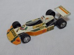 Réplica miniatura de automóvel de "Formula 2", da escuderia March-BMW, pilotado por Alex Dias Ribeiro em 1976, escala 1:25, numeração 762. Marcas do tempo. Comp. 17cm.