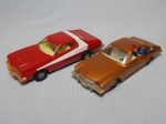 Duas réplicas miniatura de automóveis cinematográficos: a) Buick Regal usado na antiga série de TV Kojak, escala 1:36, feito pela manufatura Corgi em 1975, Inglaterra. Acompanha boneco do personagem Telly Savalas dentro do carro. Falta o boneco do Kojak. Comp. 15cm. b) Ford Gran Torino usado no filme Starsky & Hutchy, manufatura Corgi. Comp. 15cm.