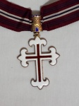 MILITARIA - "Medalha de Mérito Militar" Grau Comendador. prata e esmalte, medalha militar portuguesa, criada para galardoar militares que revelem excepcionais qualidades e virtudes militares, podendo ser concedida também a militares estrangeiros. Com quebrados. Peso aproximado 35g.