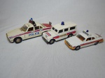 Três réplicas de automóveis policiais: a) Jaguar XJ42 Saloon, manufatura Polistil, numeração 531, Itália. Comp. 18cm. b) Land Rover 109WB, manufatura Corgi. Comp. 13cm. c) Modelo antigo da Volkswagen, escala 1/25, numeração 515. No estado. Comp. 17cm.