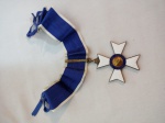 MILITARIA - "Ordem de Rio Branco" grau Comendador, prata e esmalte, no centro a esfera armilar, inscrita no círculo de esmalte azul, a legenda Ubique Patriae Memor, no reverso as datas 1845-1912 ano do nascimento e morte do Barão do Rio Branco. Medalha destinada a galardoar os que, por qualquer motivo ou benemerência, se tenham tornado merecedores do reconhecimento do Governo Brasileiro, servindo para estimular a prática de ações e feitos dignos de honrosa menção. Peso aproximado 75g.
