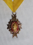 MILITARIA - "Ordem Francisco de Miranda" Grau Comendador, medalha em prata vermeil e esmalte, conferida pela República da Venezuela em memória de Francisco de Miranda (1754 - 1816). Esta homenagem e condecoração nacional foi criada para reconhecer os cidadãos venezuelanos e estrangeiros que contribuíram para as ciências, para o progresso do país, para as humanidades ou que exemplificaram méritos notáveis. Peso aproximado aproximado 30g.