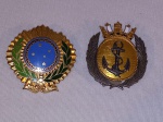 MILITARIA - Dois escudos militares em metal e esmalte: Marinha e Exército.
