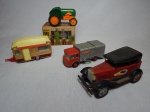 Quatro réplicas miniatura de automóveis antigos: caminhão de lixo, carro, trailer e trator. Metal e plástico. Alguns com defeitos. Comp. maior 14cm.