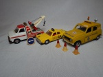 Três réplicas de automóveis de serviços: a) "Matchbox" do taxi Plymouth Gran Fury, série Super Things, lançado em 1979 pela Lesney. Comp. 13cm. b) Assistente automobilístico francês Renault 4, escala 1:24, manufatura Burago, Itália. c) Reboque Ford Transit, manufatura Corgi, comp. 16cmbr.