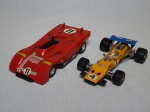 Duas réplicas miniatura de carros de corrida: a) Ferrari 312-PB, carro pilotado por Mario Andretti  e Jacky Ickx, lançado pela manufatura italiana Polistil, escala 1:32, metal esmaltado. Comp. 15cm. b) Antigo modelo de fórmula 1 da escuderia McLaren, escala 1:32, lançado pela manufatura italiana Politoys, metal esmaltado. Comp. 14cm.