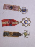 MILITARIA - Três medalhas miniaturas: "Ordem do Mérito Militar", "Ordem do Mérito Aeronáutico" e "Ordem do Mérito Naval" metal e esmalte. Com desgastes.