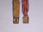 MILITARIA - Duas medalhas miniatura: "Medalha do Pacificador" e "Medalha Almirante Tamandaré". metal. Com desgastes.