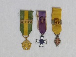 MILITARIA - Três medalhas miniatura: "Medalha Militar" ouro, "Ordem do Rio Branco" metal e esmalte e "Ordem Francisco de Miranda" metal e esmalte. Com desgastes.