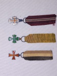 MILITARIA - Três medalhas miniatura: "Ordem Militar de Cristo", "Ordem Militar de Avis" e "Mérito Militar - Portugal" metal e esmalte. Com desgastes.