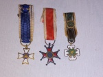 MILITARIA - Três medalhas miniatura: "Ordem do Mérito Militar", "Ordem Mérito Mauá" e "Ordem do Rio Branco" metal e esmalte. Com desgastes.