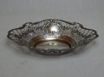 Cestinha em prata contrastada 835mls, borda vazada moldada com rosas e acantos. 3 x 16 x 12cm. Peso total 84g.
