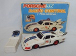 Antigo carrinho de controle remoto Porsche 935 Radio Control, manufatura Glasslite, funcionamento a bateria. Não testado e sem garantias. Acondicionado em embalagem original. Comp. 22cm.