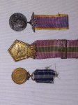 MILITARIA - Três medalhas miniatura: "A Marinha do Brasil a um Marinheiro", "Mérito Santos Dumont" e "Serviços de Guerra" metal. Com desgastes.