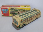 Antigo ônibus de brinquedo automotor "Sound Bus", confeccionado em folhas de ferro esmaltado, funcionamento à pilhas 15V. Apresenta algumas oxidações, não testado e sem garantias. Acondicionado em embalagem original. Comp. 36cm.