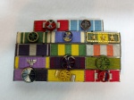 Rack com barretas militares de diversas condecorações. 7 x 11cm.