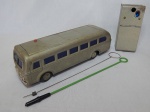 Antigo ônibus de brinquedo de controle remoto Radicon Bus, confeccionado em metal cinza, funcionamento a pilha 15V, manufatura japonesa Modern Toys. Não testado e sem garantias. Acondicionado em embalagem original. Comp. ônibus 35cm.