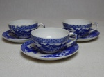 Três xícaras para café com respectivos pires, porcelana azul e branca decorada com paisagem com moinhos.