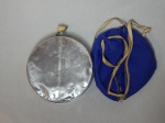 Antigo cantil para água em metal, revestido por bolsa de tecido azul,, formato redondo. 25 x 20cm.