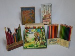 Três caixas com antigos lápis de cores: Johann Faber, 36 cores; Fritz Johansen, 24 cores; e Verabil Color, 24 cores. Alguns faltando ou gastos.