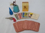 Seis objetos colecionáveis diversos: conjunto de cartas da antiga coleção "Amar é...",revólver de brinquedo em miniatura, aranha revestida por bloco de resina, conjunto de fichas de cruzeiros da loja América e China, caneta "João bobo" e pássaro descendo no poste. Alguns desgastes.