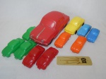 Lote com objetos colecionáveis do antigo automóvel Renault Gordini: a) Placa original do painel do ilustre automóvel, posicionada onde fica o rádio. 18 x 6cm. b) Onze carros em plástico no formato do veículo. Maior comp. 33cm.