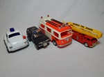 Quatro antigos carrinhos de brinquedo: caminhão de bombeiros de controle remoto, carro policial elétrico automotor, caminhão de bombeiros em plástico e land rover policial no estado. Eletrônicos não testados e sem garantias.