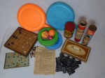 Lote com diversos jogos: lata com antigo jogo "ale-oop", caixa com aproximadamente 45 peças de futebol de botão em plástico e galalite, tabuleiro de jogo water-polo, tabuleiro com peças de dama, 2 pega-varetas, peteca com 2 raquetes em plástico. Todos sem garantia da totalidade das peças.