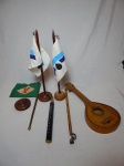 Sete peças diversas: 2 lápis gigantes, 1 violão miniatura decorativo, 3 bandeiras em madeira. Maior 40cm.