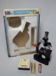 Antigo microscópio 600x Microscope Lab, na caixa original, sem garantia de funcionamento ou totalidade das peças. Alt. microscópio 20cm.