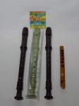 Quatro flautas, sendo 2 manufaturadas RMV (a primeira marca a fabricar flautas no Brasil, e 1 artesanal em madeira. Comps. 32 e 19cm.