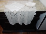 Toalha para mesa de chá e 6 guardanapos. 104 x 103 e 30 x 30cm.