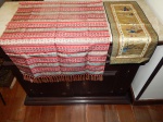Dois caminhos de mesa japoneses: a) Bordado com paisagem sobre seda. 63 x 25cm. b) Decorado com faixas vermelhas e bege. 98 x 60cm.