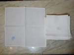 Doze guardanapos em linho bordados com flor em azul. 35 x 35cm.