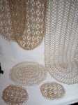 Sete panos para mesa em crochet; 3 caminhos de mesa e 4 porta pratos e copos. Maior 135 x 40cm.