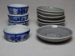 Dez manteigueiras em porcelana: a) Seis na tonalidade cinza, fundo com estrelas. Marcado Gien. Diam. 8cm. b) Quatro azul e branco decorado com flores. marcado M.Sião. Diam. 5cm.